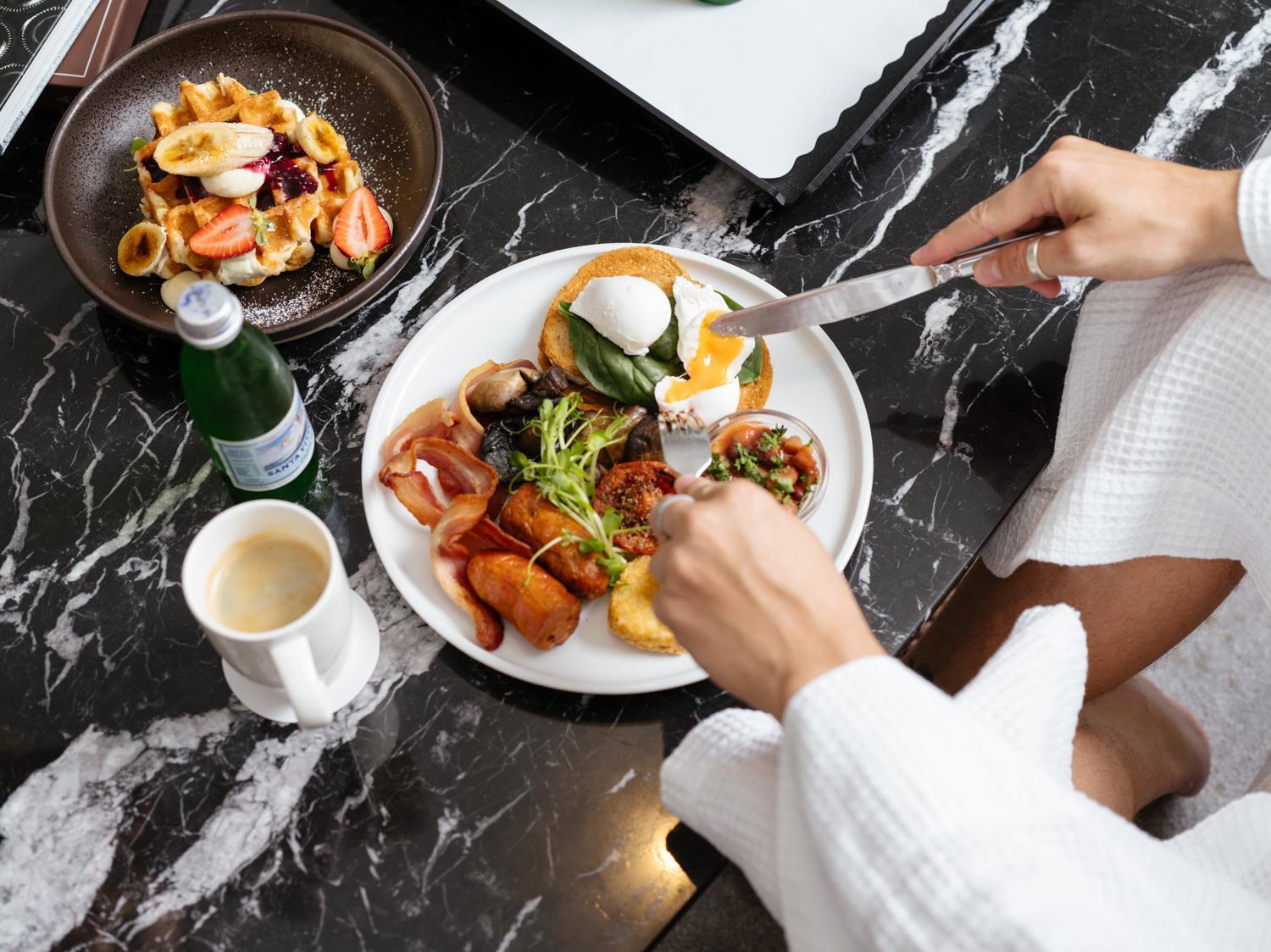 Hotel Parmelia Hilton Perth Exterior foto A woman eating breakfast