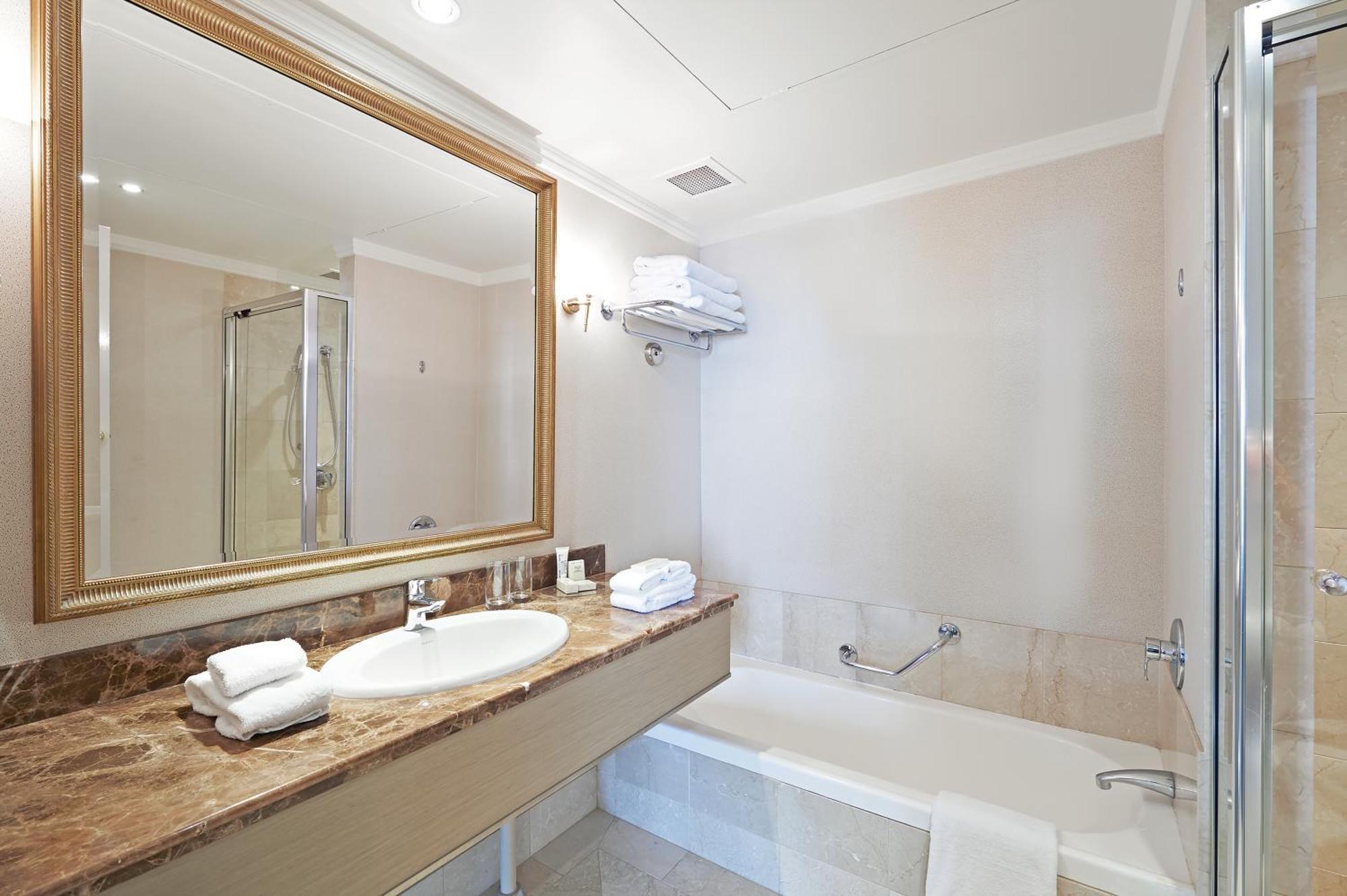 Hotel Parmelia Hilton Perth Exterior foto A bathroom in a hotel