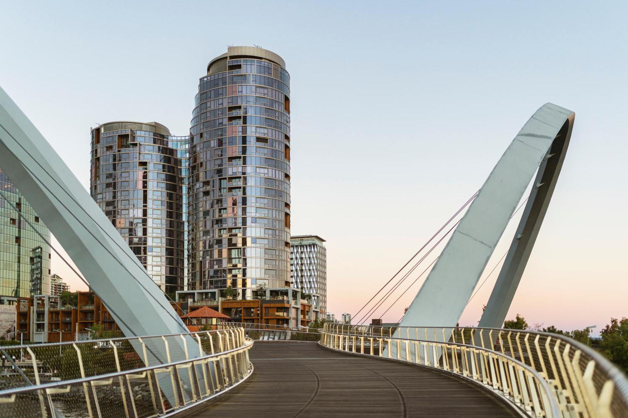 Hotel Parmelia Hilton Perth Exterior foto The pedestrian bridge