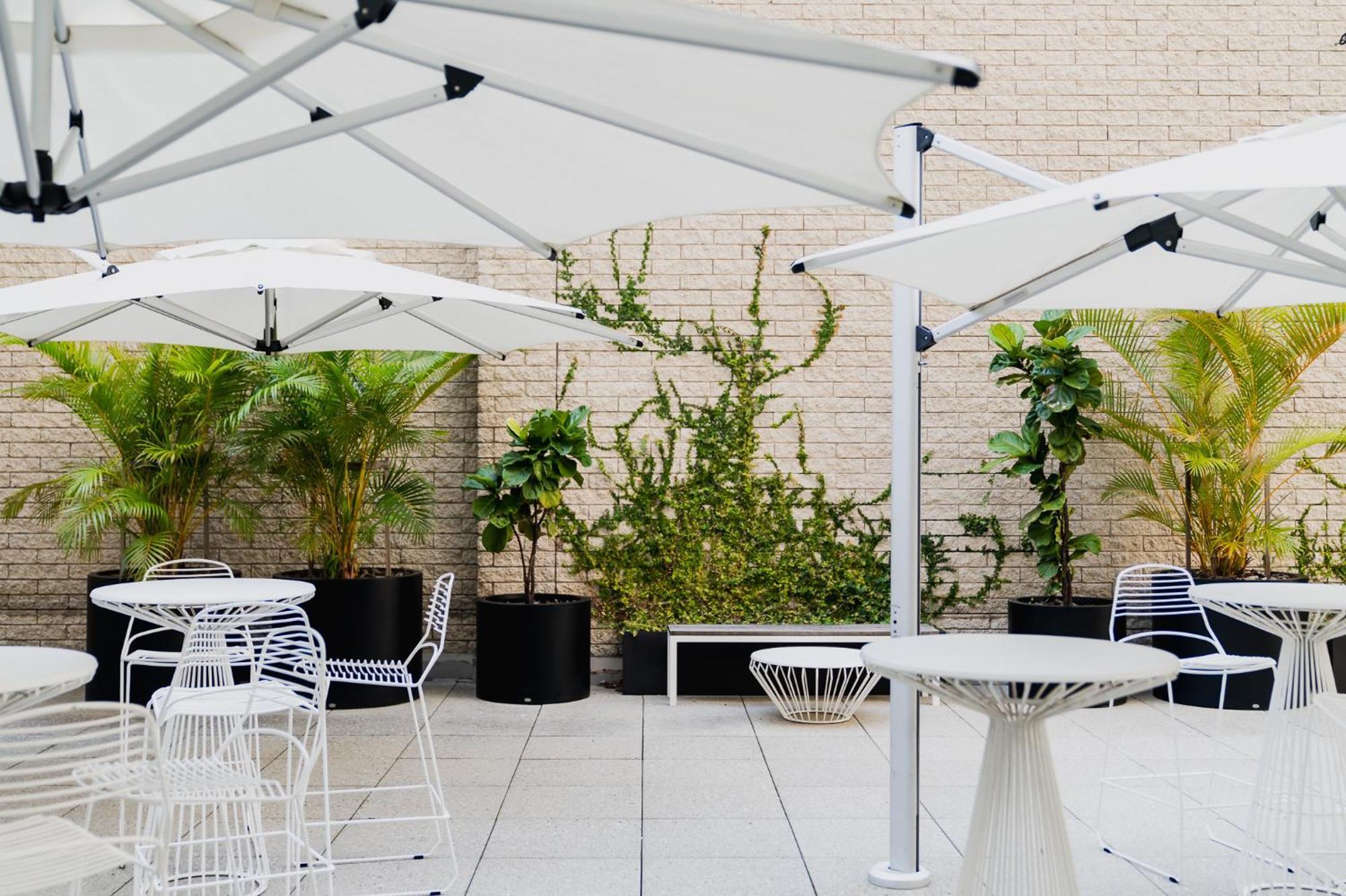 Hotel Parmelia Hilton Perth Exterior foto The outdoor patio at the 21c Museum Hotel