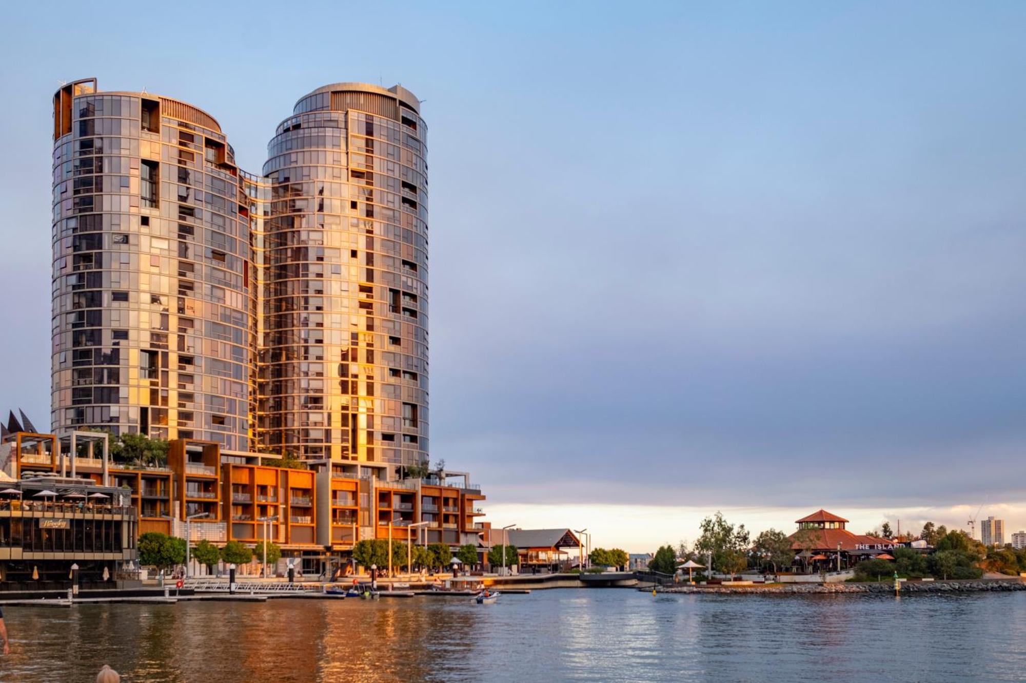 Hotel Parmelia Hilton Perth Exterior foto The Riverbank Centre, a residential complex on the riverfront