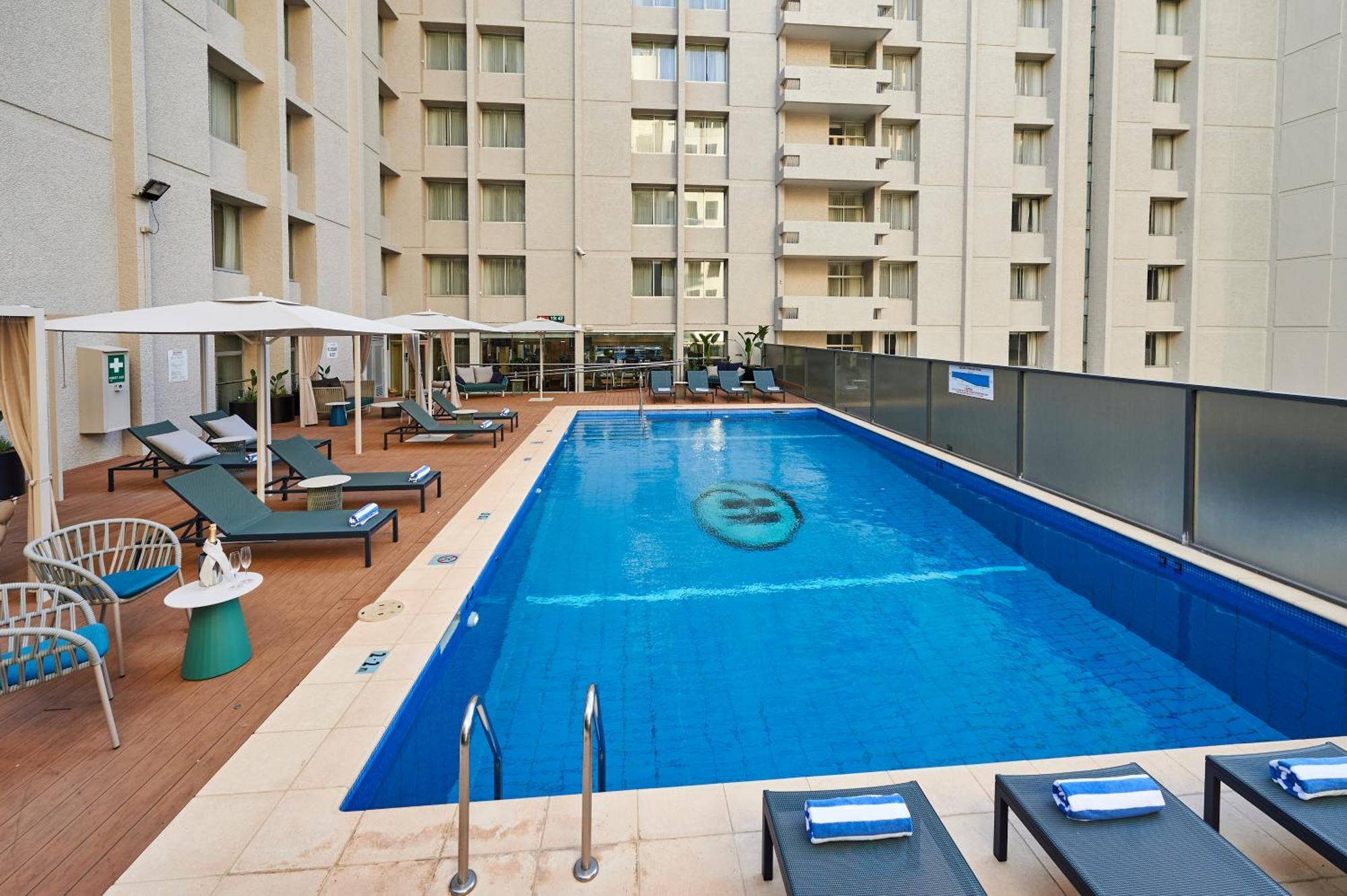 Hotel Parmelia Hilton Perth Exterior foto The pool at the hotel