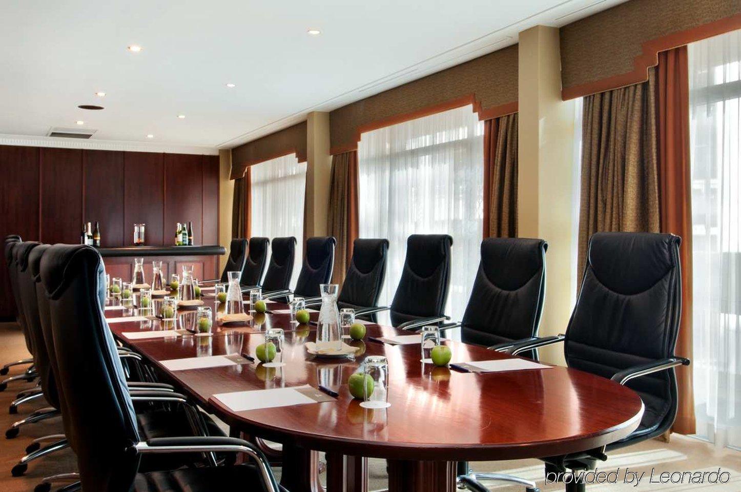 Hotel Parmelia Hilton Perth Negocio foto A boardroom at a hotel