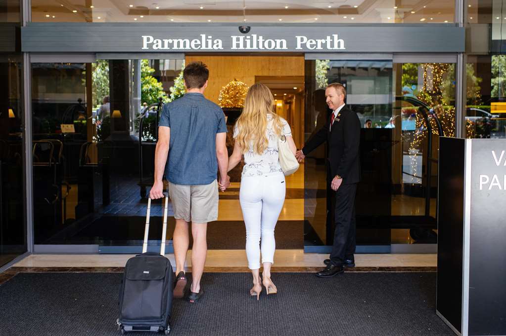 Hotel Parmelia Hilton Perth Exterior foto A doorman opening the door for guests at the Parmelia Hilton Perth